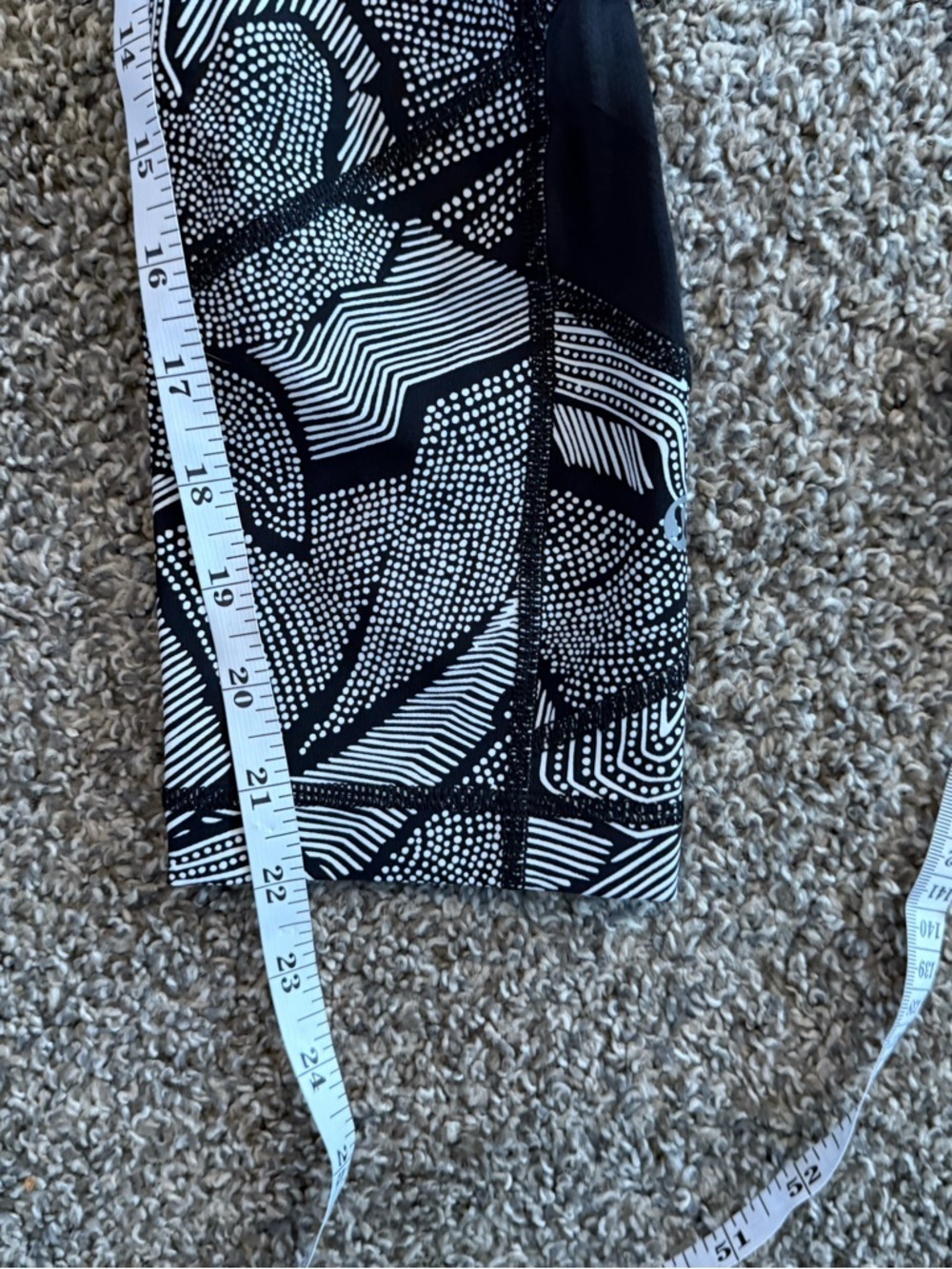 lululemon athletica Black & White Abstract Print Leggings - Picture 5 of 5